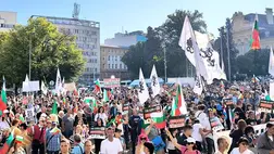 Euró bevezetése: gyűlik a tömeg, százezer embert várnak, az épületbe máris megpróbáltak behatolni a jelentés szerint / Fotó:  Novinite.com / X 