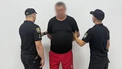 A Kárpátaljai Rendőrség tájékoztatása szerint egy 44 éves férfi vadászpuskával nyitott tüzet két rendőrre a Técsői járásban. Emberölési kísérlet miatt letartóztatták. Fotó: Ukrán Nemzeti Rendőrség