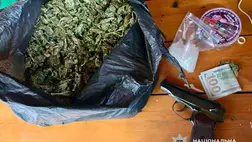A kárpátaljai rendőrség és az SZBU felszámolt egy droghálózatot, amely havonta több mint 500 ezer hrivnyát keresett. Metamfetamint, marihuánát és milliós készpénzt foglaltak le. Fotó: Ukrán Nemzeti Rendőrség