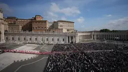  Ferenc pápa holttestének átszállítása a Szent Péter-bazilikába 2025. április 23-án (Fotó: Christopher Furlong/Getty Images)