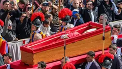 Ferenc pápa holttestét nyitott koporsóban szállítják át a Szent Péter téren át a Szent Péter-bazilikába (Fotó: Christoph Reichwein/Getty Images)