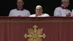 Ferenc pápa a vatikáni Szent Péter-bazilika erkélyén, ahonnan elmondja ünnepi beszédét és Urbi et Orbi (a városnak és a világnak) áldását. 2025. április 20-án. MTI/AP/Andrew Medichini