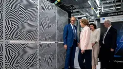 Friedrich Merz német kancellár és Astrid Lambrecht, a Jülichi Kutatóközpont igazgatótanácsának elnöke az új szuperszámítógép, a Jupiter avatóünnepségén a kutatóközpontban 2025. szeptember 5-én. MTI/EPA/Fabian Strauch.