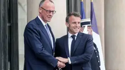 Friedrich Merz új német kancellárt (b) fogadja Emmanuel Macron francia elnök a párizsi államfői rezidencián, az Élysée-palotában 2025. május 7-én (Fotó: MTI/EPA/Teresa Suárez)