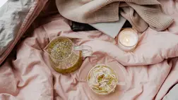 Ezeket a gyógynövényeket idd elalváshoz – 7 nyugtató hatású teakeverék