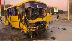 A közlekedési balesetben 16-án megsérültek, egy férfi meghalt. A DAF teherautó felborult. Fotó: Nemzeti Rendőrség