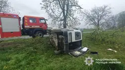 Egy 25 éves férfi életét vesztette, amikor mikrobusza fának csapódott Kárpátalján, a Beregszászi járásban. A rendőrség büntetőeljárást indított. Fotó: Nemzeti Rendőrség