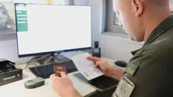 Hamis dokumentummal próbált külföldre jutni egy mikolajivi férfi a Tisza határátkelőn. Fotó: DPSZU