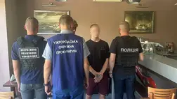 A határőrök és a rendőrség közös akcióban tartóztattak fel egy 21 éves férfit és ügyfelét, akik illegálisan próbáltak átkelni a szlovák–ukrán határon. Fotó: Ukrán Állami Határőrszolgálat