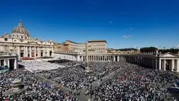 Hívek hallgatják a Pietro Parolin bíborosnak, korábbi szentszéki államtitkárnak a gyásznak szentelt miséjét a vatikáni Szent Péter téren 2025. április 27-én. MTI/EPA/ANSA/Massimo Percossi