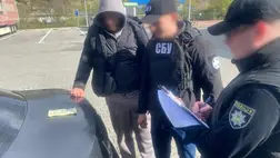 Kárpátalján tartóztatták le a 19 éves lemberg megyei férfit, aki 15 ezer dolláért szervezte  az illegális határátlépést. Fotó: Nemzeti Rendőrség