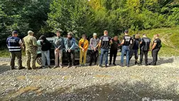 Két férfit őrizetbe vettek, akik katonaköteleseket akartak pénzért Romániába juttatni. Az ügyben a Técsői Járási Ügyészség folytat nyomozást. Fotó: Ukrán Nemzeti Rendőrség