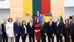 Inga Ruginiené litván miniszterelnök és kormányának tagjai az eskütételük után a vilniusi parlamentben 2025. szeptember 25-én. MTI/EPA/Seimas/Olga Posaskova.