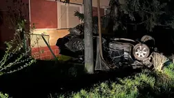 Egy ittas BMW-s okozott balesetet Ungváron, miután egy kerítésnek hajtott és autója felborult. Jogosítványa sem volt, ráadásul korábban már eltiltották a vezetéstől. Fotó: Kárpátaljai Járőrszolgálat