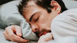 Jelek, hogy a férfi rosszul alszik éjszaka