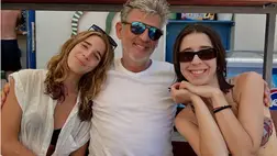 Kárász Róbert felnőtt lányaival közös képen