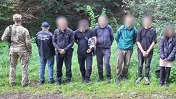 A kárpátaljai határőrök öt férfit állítottak meg, akiket egy fiatal nő vezetett Románia irányába. A férfiak 6–8 ezer dollárt fizettek volna az illegális átkelésért. Fotó: DPSZU