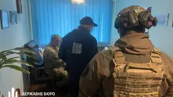 Kárpátalján a hadkiegészítő alkalmazottja férfiakat szöktetett ki a toborzóközpontból, még az ágya is tele volt pénzzel