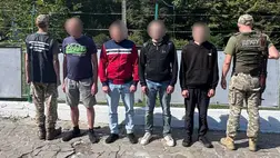 Az ukrán határőrök a román határnál állítottak meg négy férfit, akik illegálisan akartak átlépni. Az embercsempészeket is elfogták, fejenként 8000 dollárt kértek az útra.. Fotó: Ukrán Állami Határőrszolgálat