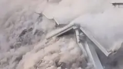 Kártyavárként omlott össze Kínában egy híd, amelyet alig pár hónapja adtak át. Fotó: X.com