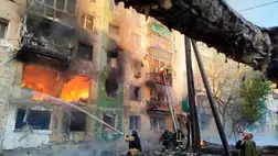 A katasztrófavédelem dolgozik egy orosz dróntámadás helyszínén mértek az ukrajnai Dnyipropetrovszk térségében 2025. április 25-én (Fotó: Ukrajna Állami Sürgősségi Szolgálata/Anadolu via Getty Images)