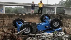 Kerrville, 2025. július 5. Elsodort jármű és hordalék a megáradt Guadalupe folyó partján a texasi Kerrville-ben .MTI/EPA/Dustin Safranek