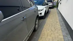 A rendőrség gyorsan elfogta azt a férfit, aki több autó abroncsát szúrta ki ismeretlen okból. A cselekmény bűncselekménynek minősülhet. Fotó: Kárpátaljai Járőrszolgálat