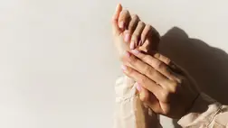 A körmök mentén felszakadó száraz bőr ellen is beválik