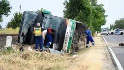 Kungyalu, 2025. július 6. Oldalára borult, ukrán rendszámú autóbusz mentésén dolgoznak a 442-es főúton Kunszentmárton és Tiszaföldvár között 2025. július 6-án. MTI/Donka Ferenc
