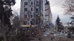 Orosz rakétacsapás rombolta le az izjumi városházát – közölte Zelenszkij. Fotó: Videórészlet