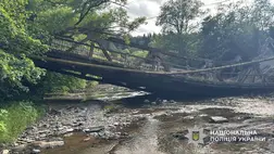 Leszakadt egy híd a Pidpolozzja és Zsdenyijevo közötti útszakaszon. Fotó: Nemzeti Rendőrség