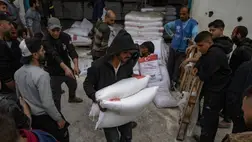 Liszteszsákokat vesznek át palesztin belföldi menekültek egy humanitárius elosztóponton Gáza városában 2025. április 1-jén az ENSZ Világélelmezési Programjának keretében. (Fotó: MTI/EPA/Haiszam Imad)