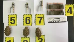 A rendőrség lefoglalta a kézigránátokat és a lőszereket, melyeket a gyanúsított éppen átadott – az eszközök eredetét szakértők vizsgálják. Fotó: Nemzeti Rendőrség