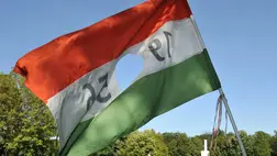 Lyukas nemzeti színű zászló, a forradalom jelképe  (Fotó: MTI/Soós Lajos)