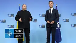 Mark Rutte NATO-főtitkár (j) és Rusztem Umerov ukrán védelmi miniszter a NATO-tagországok védelmi minisztereinek találkozója előtt tartott sajtótájékoztatón Brüsszelben 2025. június 4-én. MTI/EPA/Olivier Matthys