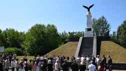 Megemlékezés a tiszaújlaki turulmadaras emlékműnél - Bátorság, remény, megmaradás. Fotó: Kárpátinfó/ Kovács Elemér