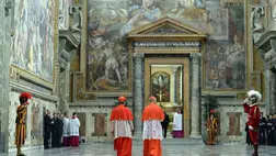 Megérkeznek a bíborosok a vatikáni Sixtus-kápolnába 2013. március 12-én, közvetlenül bíborosi konklávé megkezdése előtt (Fotó: MTI/EPA/LOsservatore Romano)