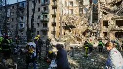 Mentőalakulatok dolgoznak egy orosz rakétacsapásban találatot kapott lakóépületnél Kijevben 2025. június 23-án. (Fotó: MTI/EPA/Szerhij Dolzsenko)