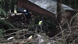 Mentőcsapatok tagjai egy elsodort épületet kutatnak át a megáradt Guadalupe folyó partján, a texasi Huntban 2025. július 6-án (Fotó: MTI/EPA/Dustin Safranek)