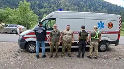 A kárpátaljai határőrök lepleztek le egy férfit, akit álcázott mentőautóval próbáltak kicsempészni a román határra. A sofőrt őrizetbe vették, súlyos büntetésre számíthat. Fotó: Ukrán Állami Határőrszolgálat