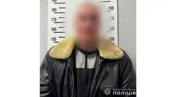 Munkácson a rendőrök őrizetbe vettek egy 52 éves elkövetőt, aki két fiatal lányt molesztált. Fotó: Nemzeti Rendőrség