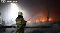 A munkácsi vállalatnál keletkezett, 7000 négyzetméteren pusztító tűzet sikerült eloltani. Fotó: DSZNSZ