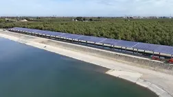 Napelemekkel lefedett csatornák kínálhatnak megoldást a víz- és energiahiányra 