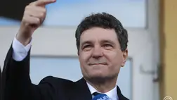 Nicusor Dan bukaresti polgármester, függetlenként induló államfőjelölt nyilatkozik a sajtónak, miután leadta szavazatát a megismételt romániai elnökválasztás második fordulójában Fogarason 2025. május 18-án. MTI/EPA/Bogdan Cristel