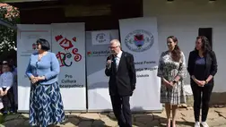 Nyitott kapu a Nagyberegi Tájházban - Májusfaállítás, kiállítás, táncház, kézműveskedés. Fotó: Kárpátinfó/ Kovács Erzsébet