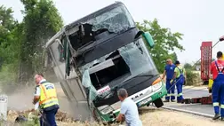 Oldalára borult, ukrán rendszámú autóbusz műszaki mentésén dolgoznak a 442-es főúton Kunszentmárton és Tiszaföldvár között 2025. július 6-án (Fotó: MTI/Mészáros János)