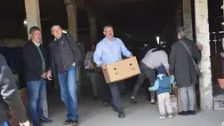 Önfenntartó nagycsalád - Előnevelt csirkéhez jutott a KMNE 400 tagcsaládja. Fotó: Kárpátinfó/ Kovács Elemér