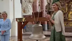 Orosz fegyverekből készült harangot avatott fel a holland királyné Csehországban. Kiemelt kép forrása: X.com