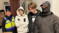 Három fiatal nyilvánosan hallgatott orosz zenét Kijevben, miközben Szumiban épp civileket gyászoltak. A rendőrség felelősségre vonta őket, az SZBU is vizsgálódik. Fotó: Nemzeti Rendőrség