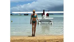 „Bond-lány”: a 45 éves Orosz Barbi egész alakos bikinis képén karcsú, mint egy modell